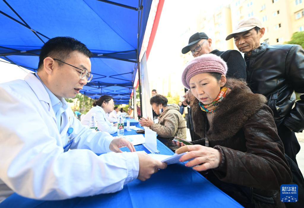 江苏扬州：义诊进社区 服务暖民心