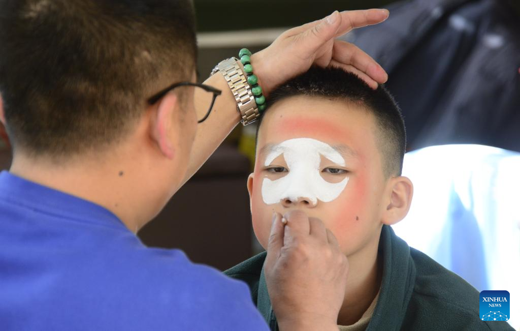 Intangible cultural heritage inheritor promotes Peking Opera facial makeup painting