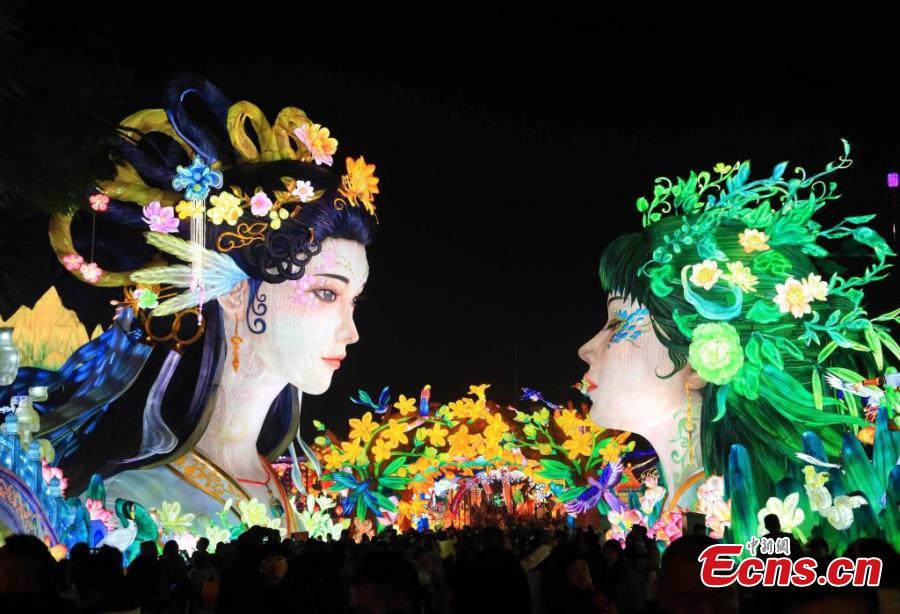 31st Zigong Int'l Dinosaur Lantern Show wows visitors