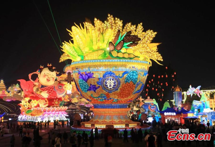 31st Zigong Int'l Dinosaur Lantern Show wows visitors